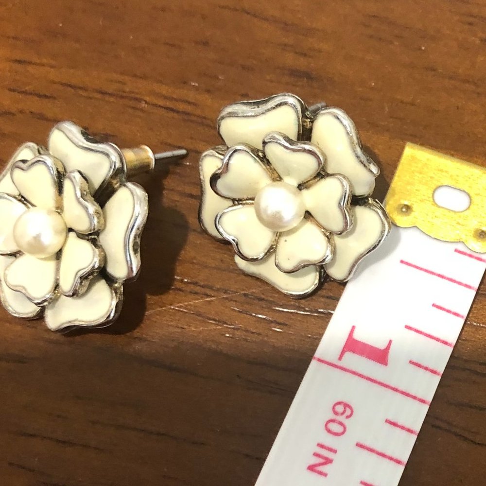 Vintage Silver Tone Cream Flower With Pearl Stud Earrings. - Picture 8 of 16